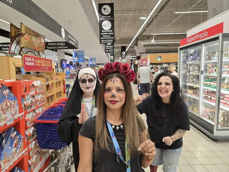 Stoisko z akcesoriami i dekoracjami halloweenowymi w centrum handlowym