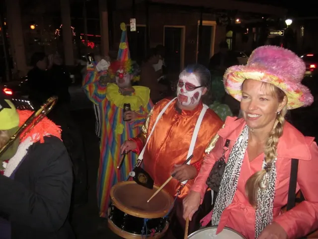 Makijaż na Halloween z motywem zombie clowna podczas parady w Nowym Orleanie